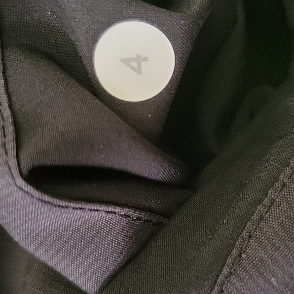 Lululemon short black Spring Break Away Short ll sz 4 Perfect hike beach - Picture 6 of 6